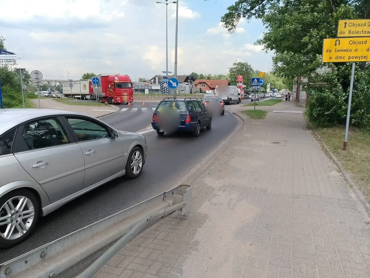 Trzy auta zderzyły się na Zgorzeleckiej. Kobieta ranna
