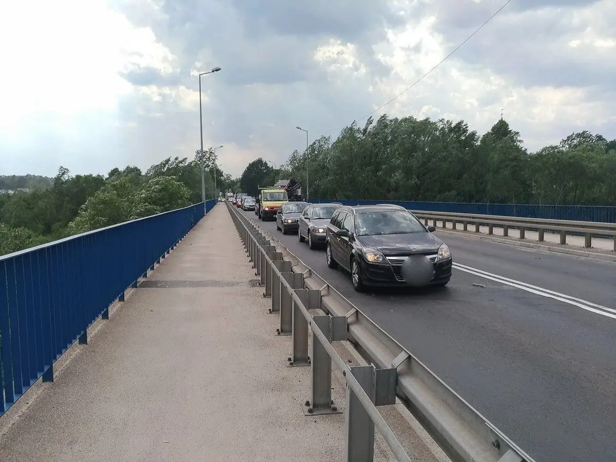 Trzy auta zderzyły się na Zgorzeleckiej. Kobieta ranna