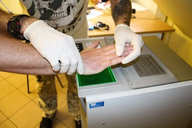 Udawał policjanta i próbował porwać dziewczynkę. 37-latek aresztowany