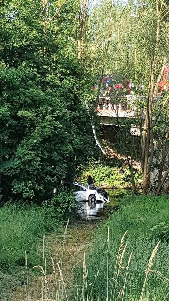 Osieczów: auto spadło z mostu i wpadło do wody. Jedna osoba ranna