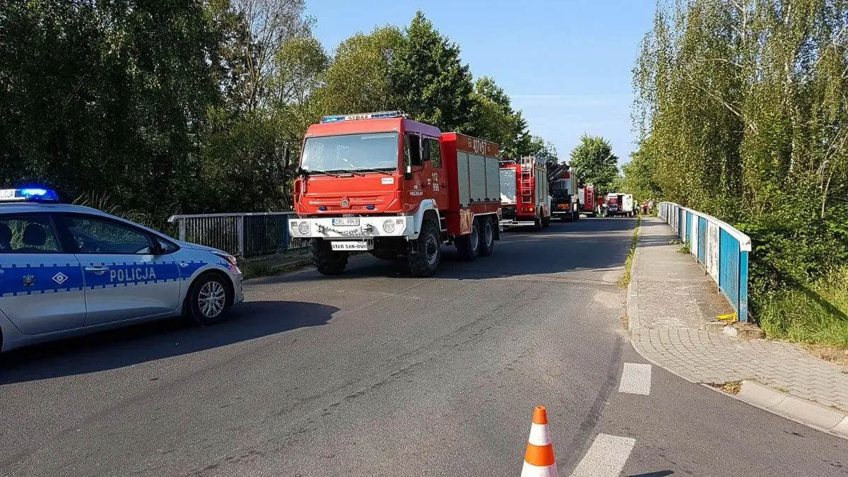 Osieczów: auto spadło z mostu i wpadło do wody. Jedna osoba ranna