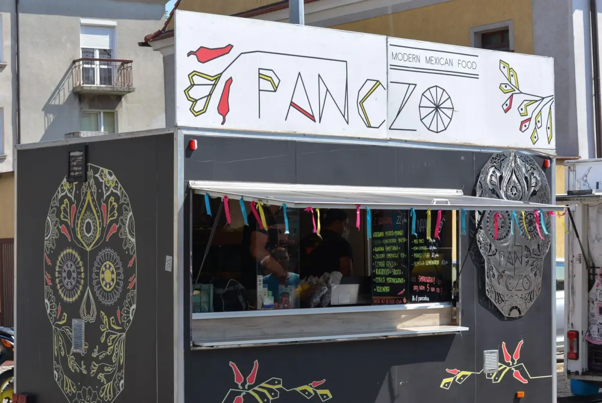 Palce lizać! Ruszył weekend z food truckami. Warto się wybrać!