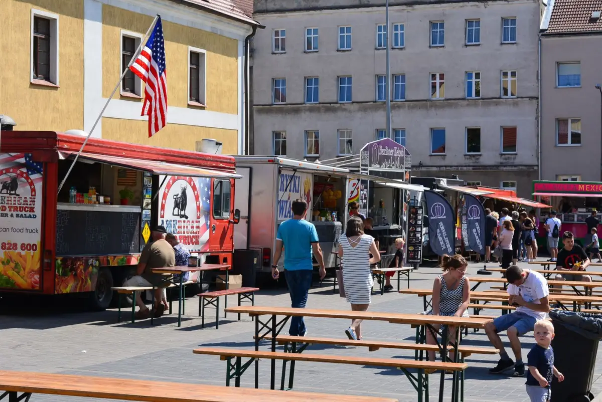 Palce lizać! Ruszył weekend z food truckami. Warto się wybrać!