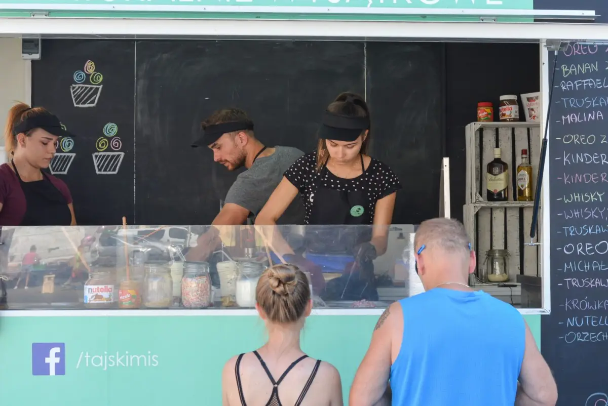 Palce lizać! Ruszył weekend z food truckami. Warto się wybrać!