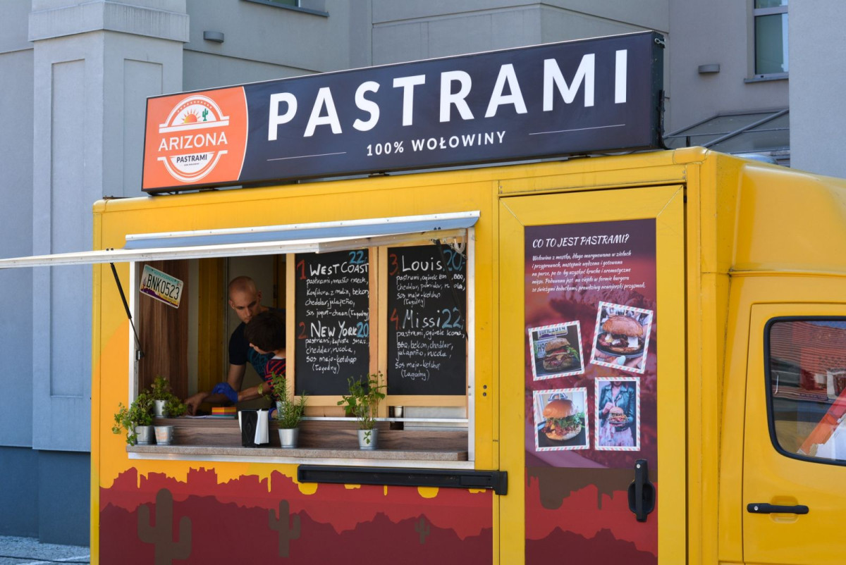 Palce lizać! Ruszył weekend z food truckami. Warto się wybrać!