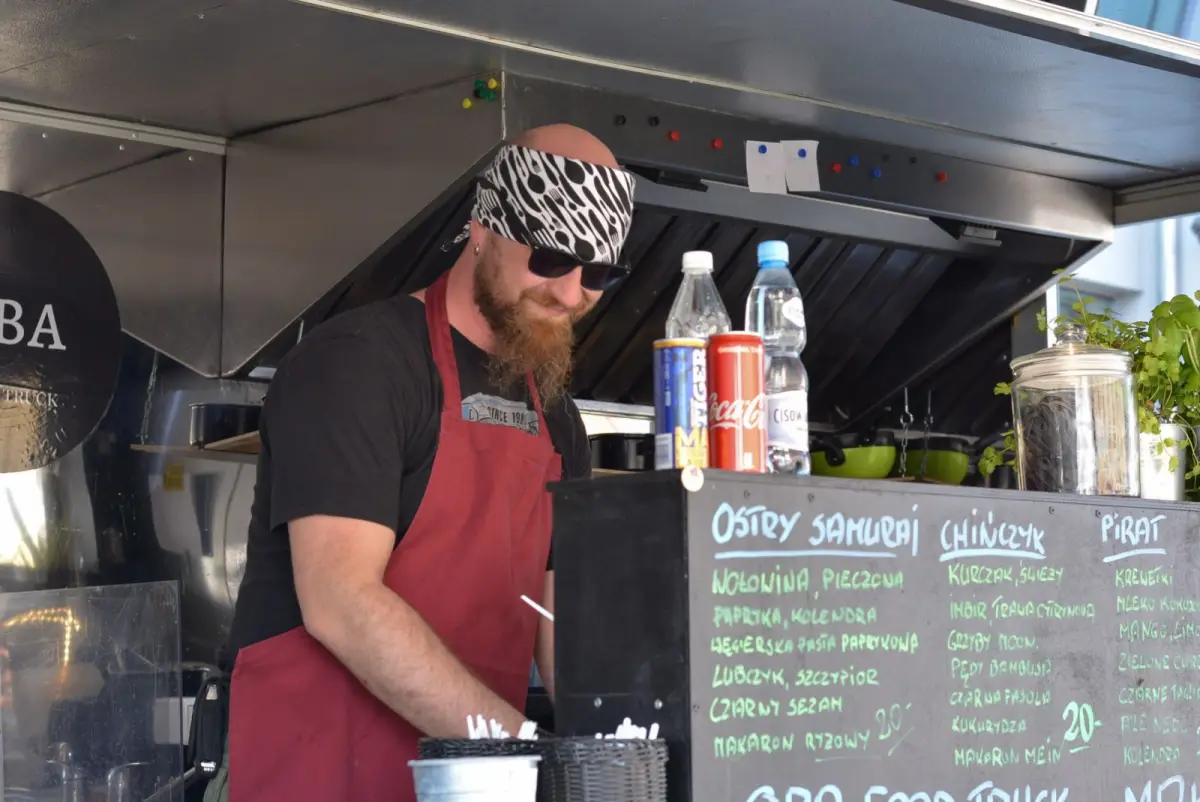 Palce lizać! Ruszył weekend z food truckami. Warto się wybrać!