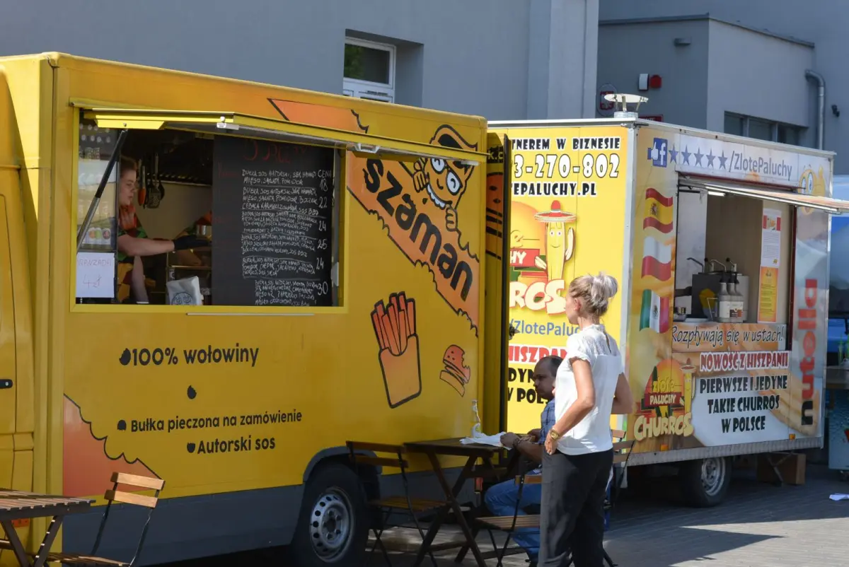 Palce lizać! Ruszył weekend z food truckami. Warto się wybrać!