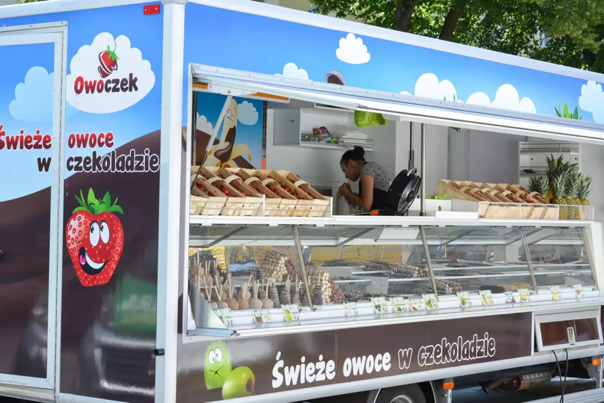 Palce lizać! Ruszył weekend z food truckami. Warto się wybrać!