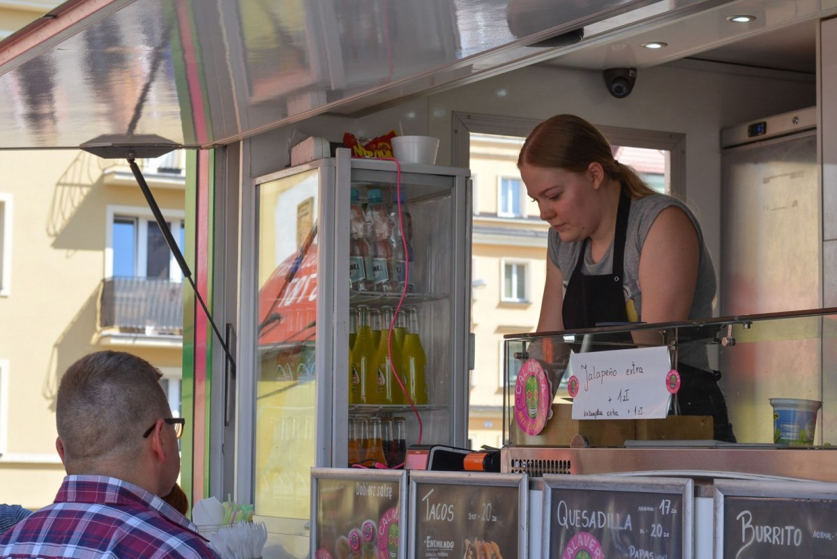 Palce lizać! Ruszył weekend z food truckami. Warto się wybrać!