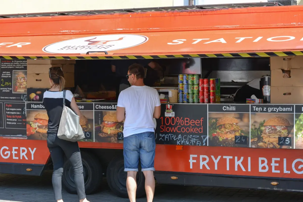 Palce lizać! Ruszył weekend z food truckami. Warto się wybrać!