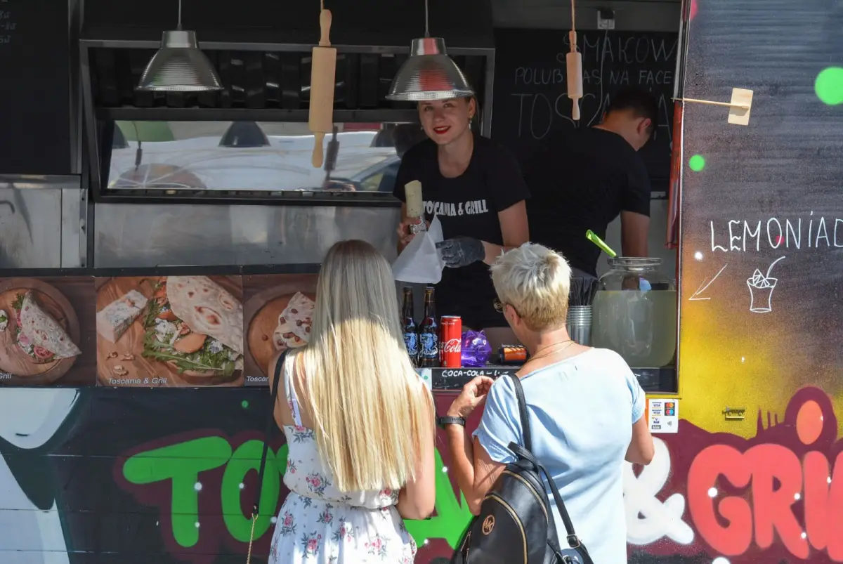 Palce lizać! Ruszył weekend z food truckami. Warto się wybrać!