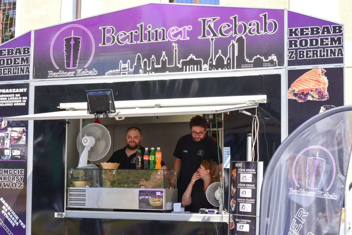 Palce lizać! Ruszył weekend z food truckami. Warto się wybrać!
