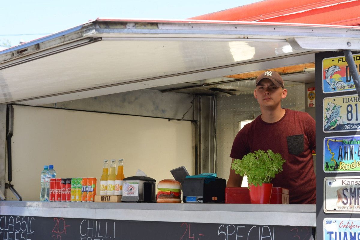 Palce lizać! Ruszył weekend z food truckami. Warto się wybrać!