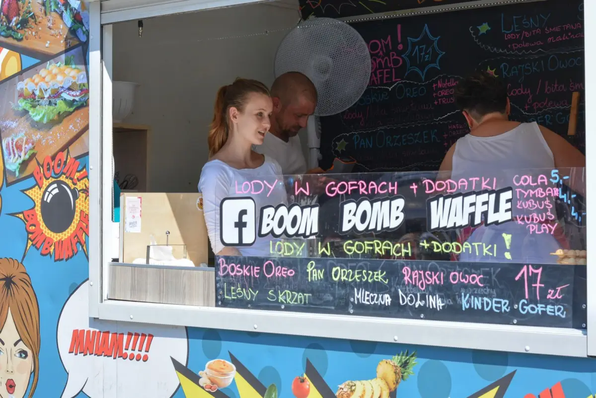 Palce lizać! Ruszył weekend z food truckami. Warto się wybrać!