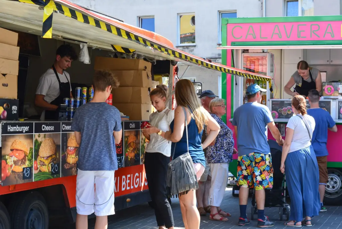 Palce lizać! Ruszył weekend z food truckami. Warto się wybrać!