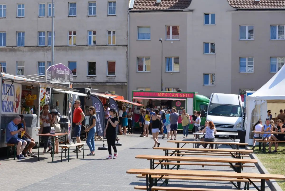 Palce lizać! Ruszył weekend z food truckami. Warto się wybrać!