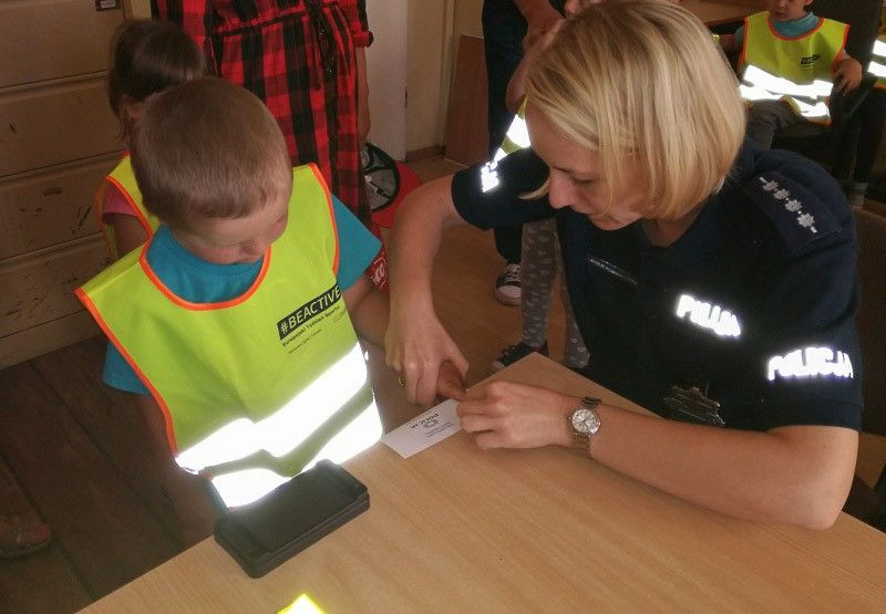 Przedszkolaki z Brzeźnika odwiedziły bolesławieckich policjantów