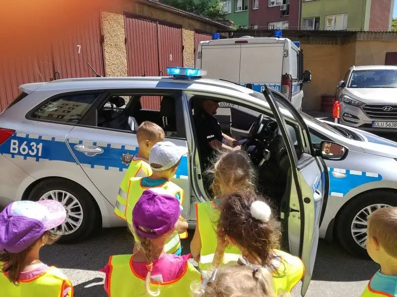 Przedszkolaki z Brzeźnika odwiedziły bolesławieckich policjantów