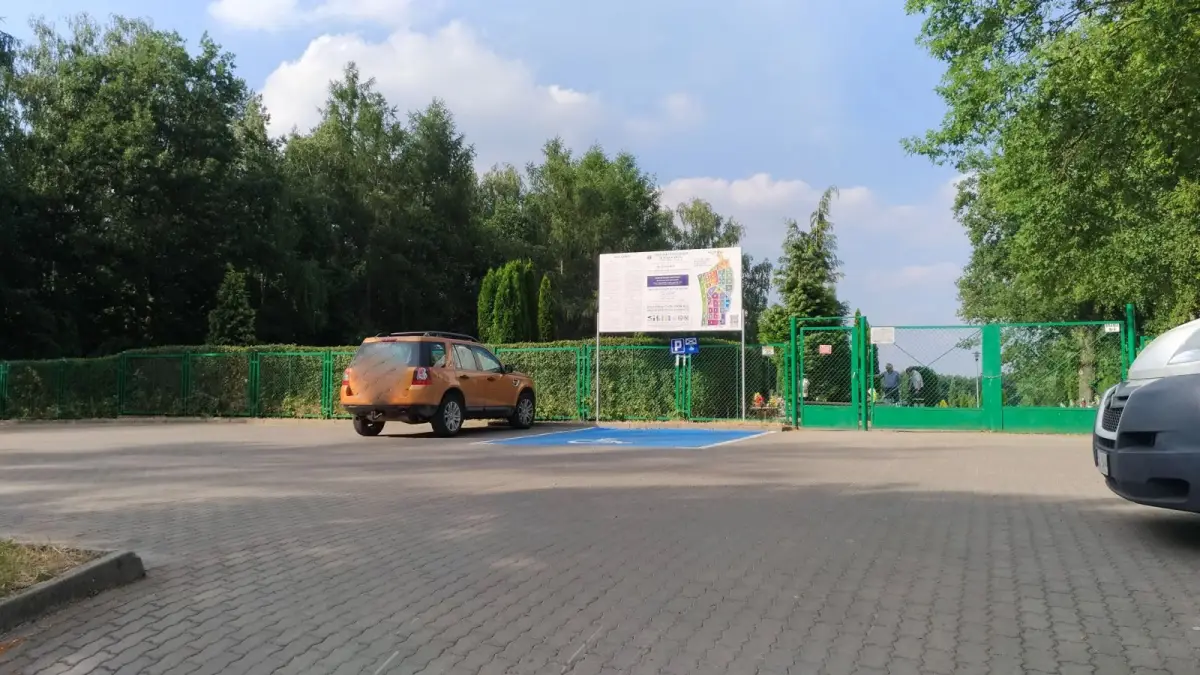 Parking przy cmentarzu jednak tylko dla odwiedzających nekropolię
