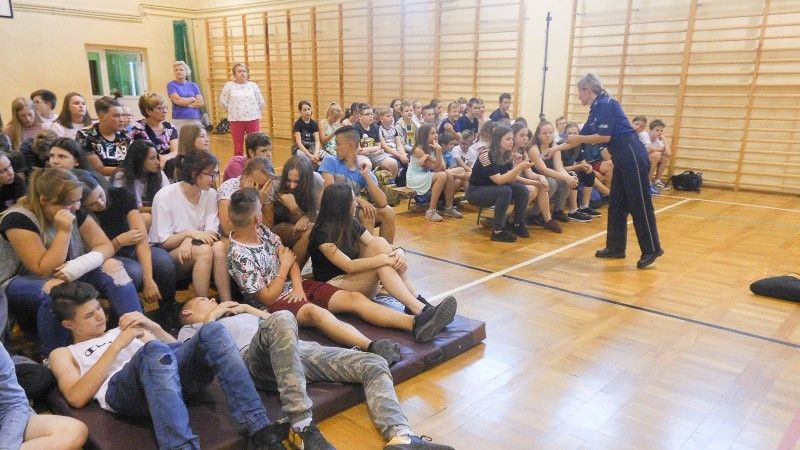 Policjanci przypominają dzieciom i młodzieży, jak bezpiecznie spędzić wakacje