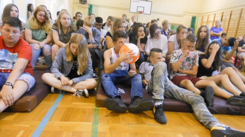 Policjanci przypominają dzieciom i młodzieży, jak bezpiecznie spędzić wakacje