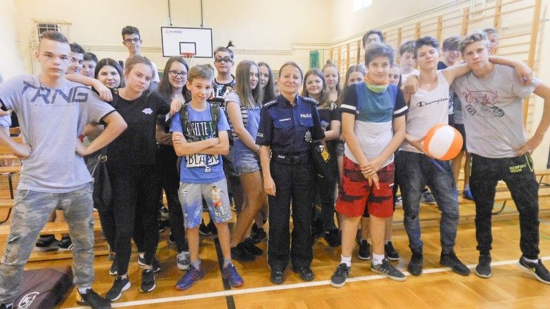 Policjanci przypominają dzieciom i młodzieży, jak bezpiecznie spędzić wakacje