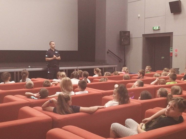 Policjanci przypominają dzieciom i młodzieży, jak bezpiecznie spędzić wakacje