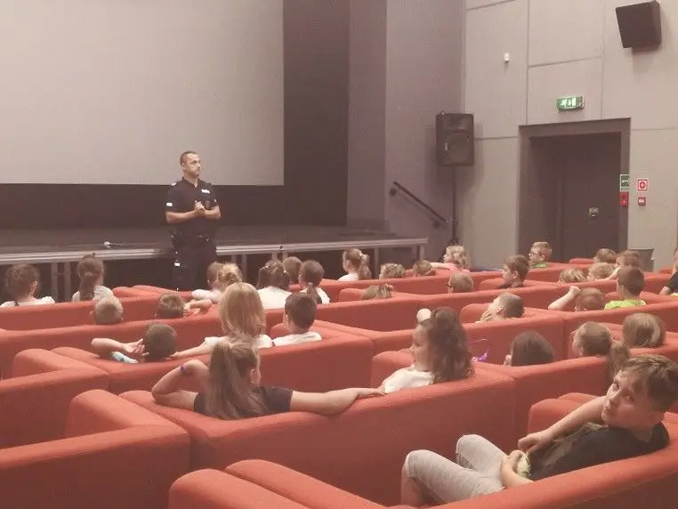 Policjanci przypominają dzieciom i młodzieży, jak bezpiecznie spędzić wakacje