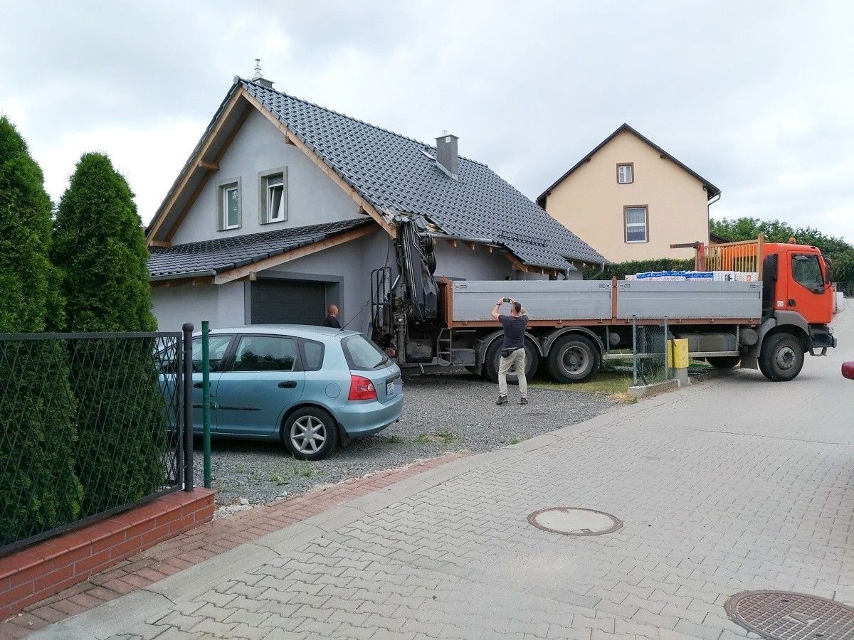 Ciężarówka wjechała w budynek