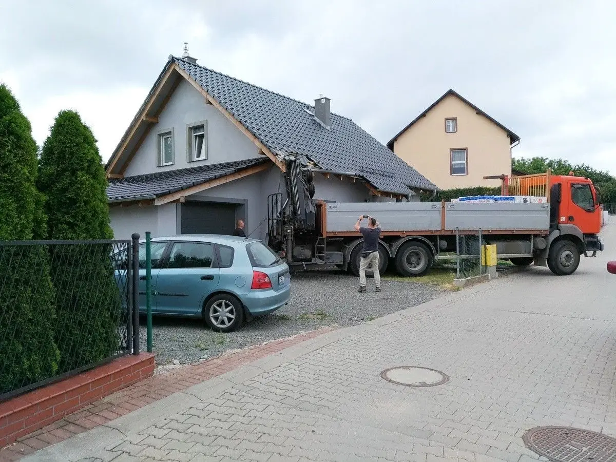 Ciężarówka wjechała w budynek