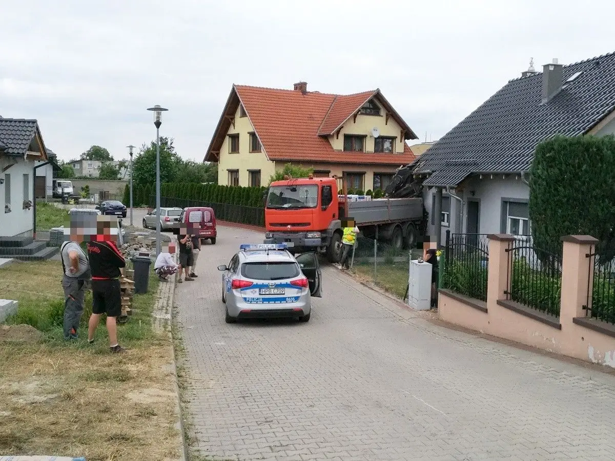 Ciężarówka wjechała w budynek