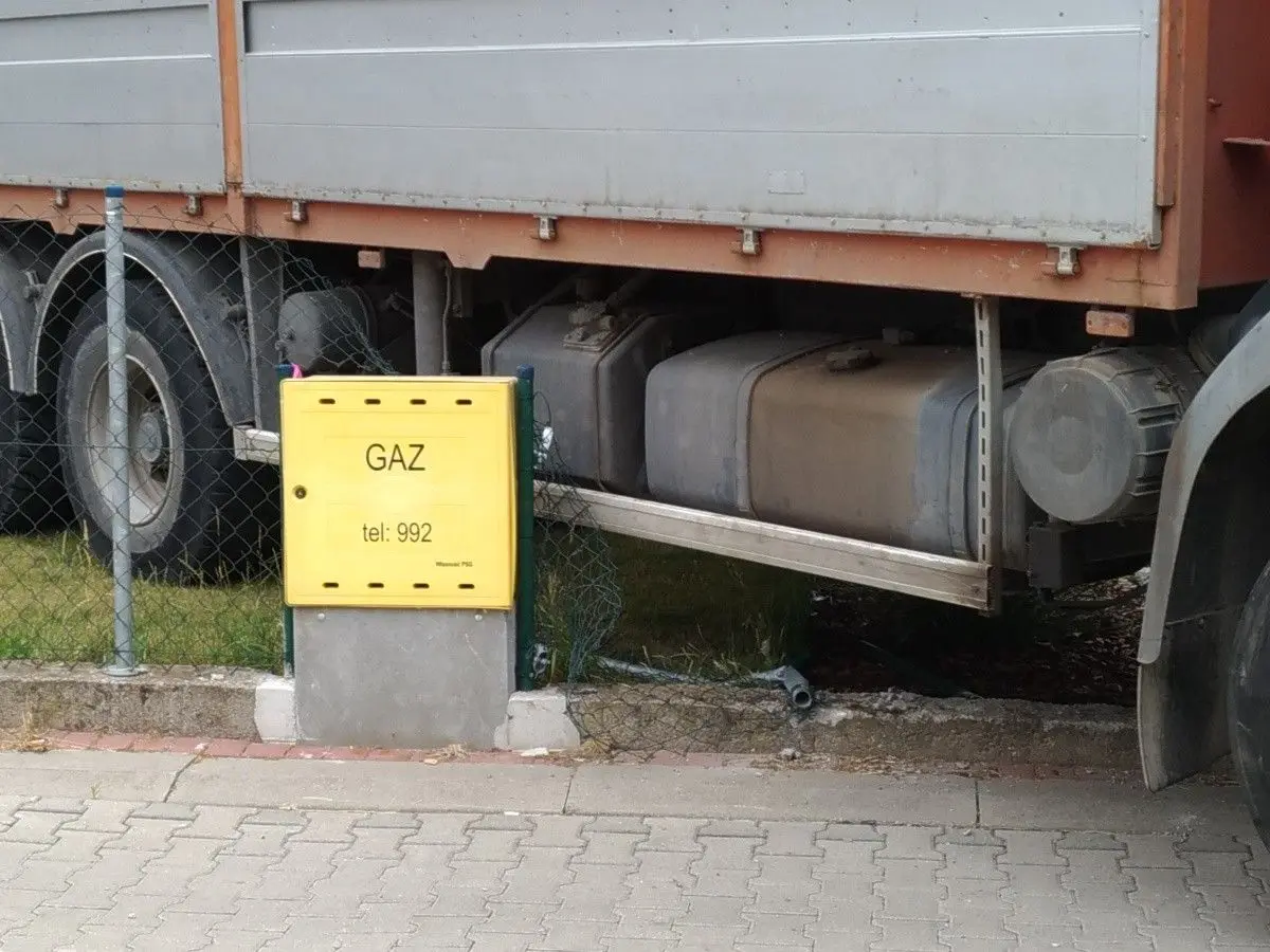 Ciężarówka wjechała w budynek