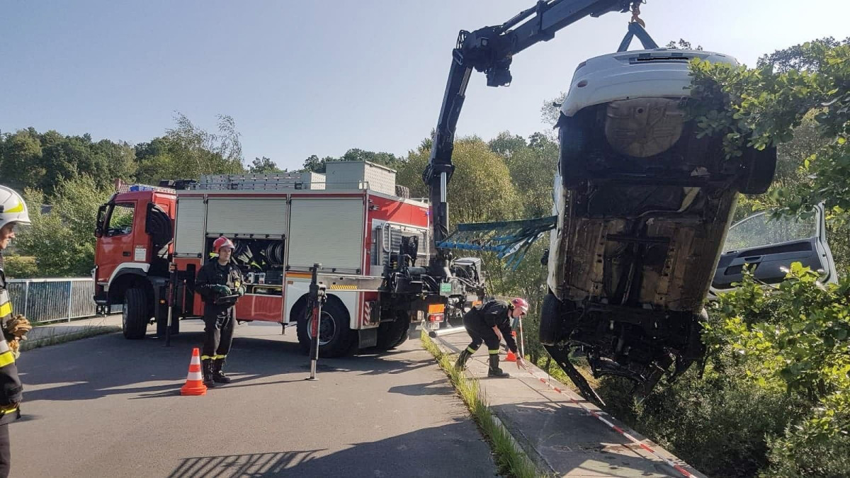 Samochód wpadł do rzeki