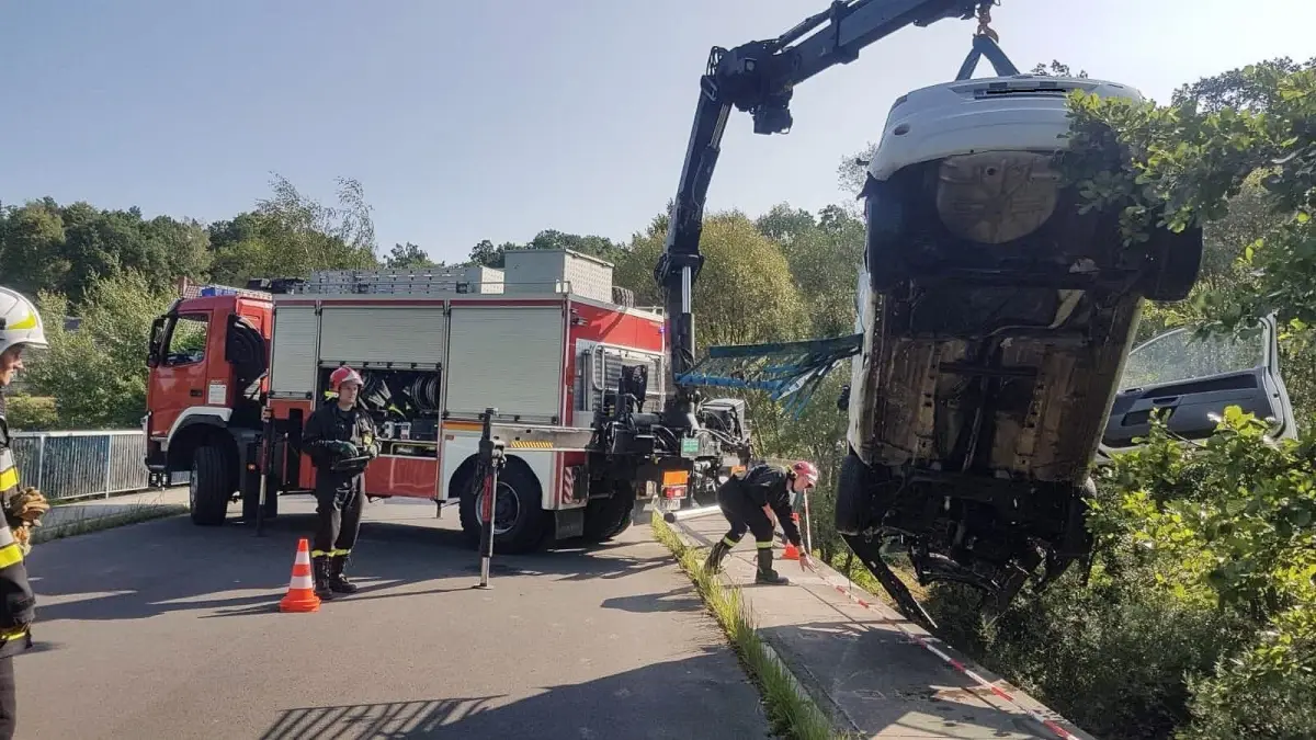 Samochód wpadł do rzeki
