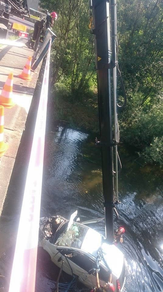 Samochód wpadł do rzeki