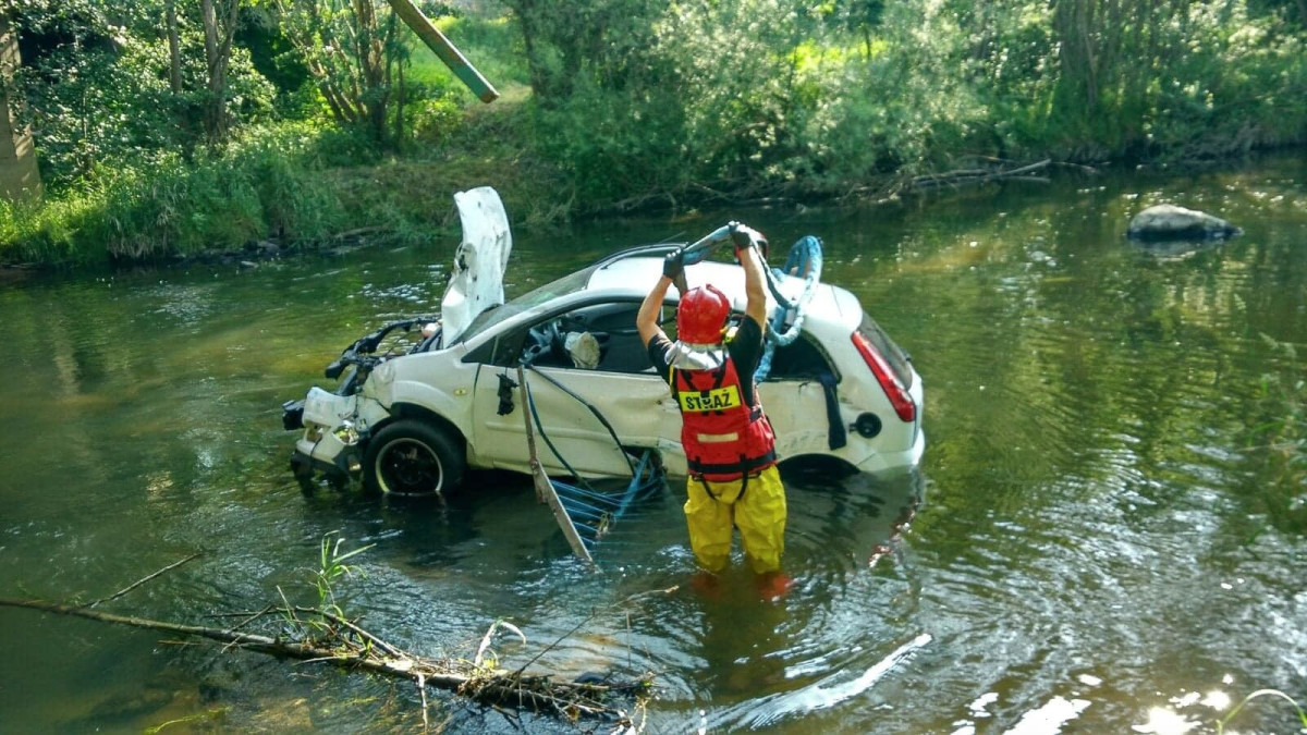 Samochód wpadł do rzeki
