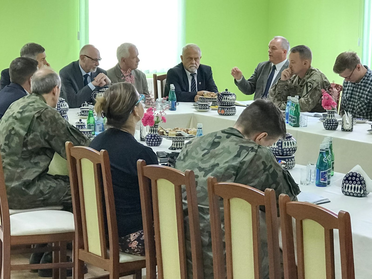 Samorządowcy spotkali się z konsulem USA. Powód? Wielkogabarytowe pojazdy US Army