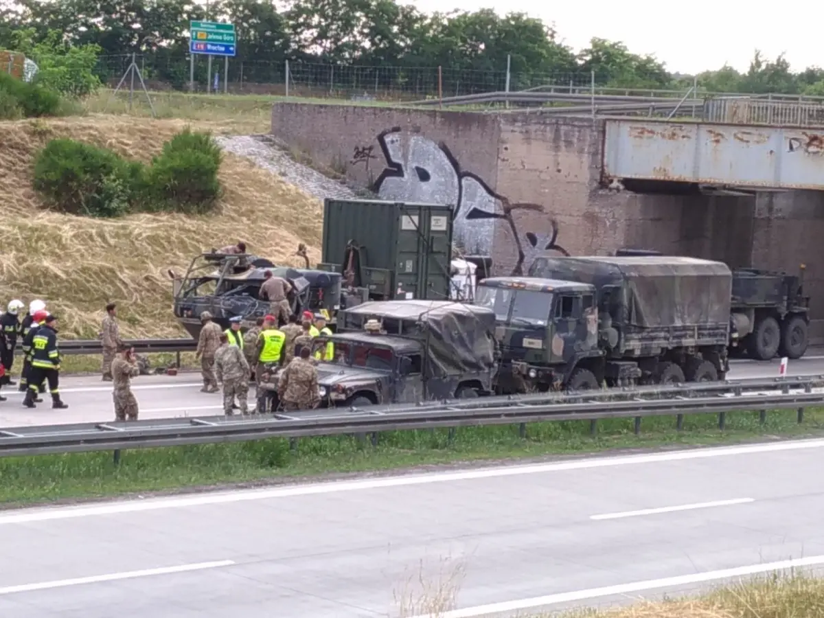 Wypadek z udziałem żołnierzy US Army na A18. Kilka osób rannych