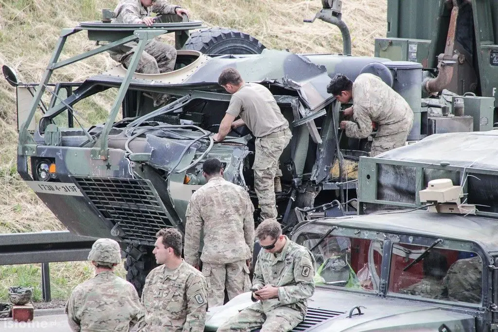 Wypadek z udziałem US Army na A18. Żołnierz ciężko ranny