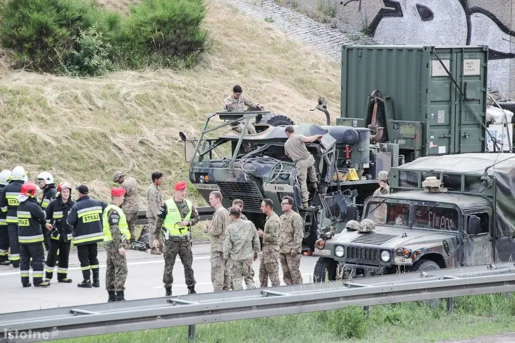 Wypadek z udziałem US Army na A18. Żołnierz ciężko ranny