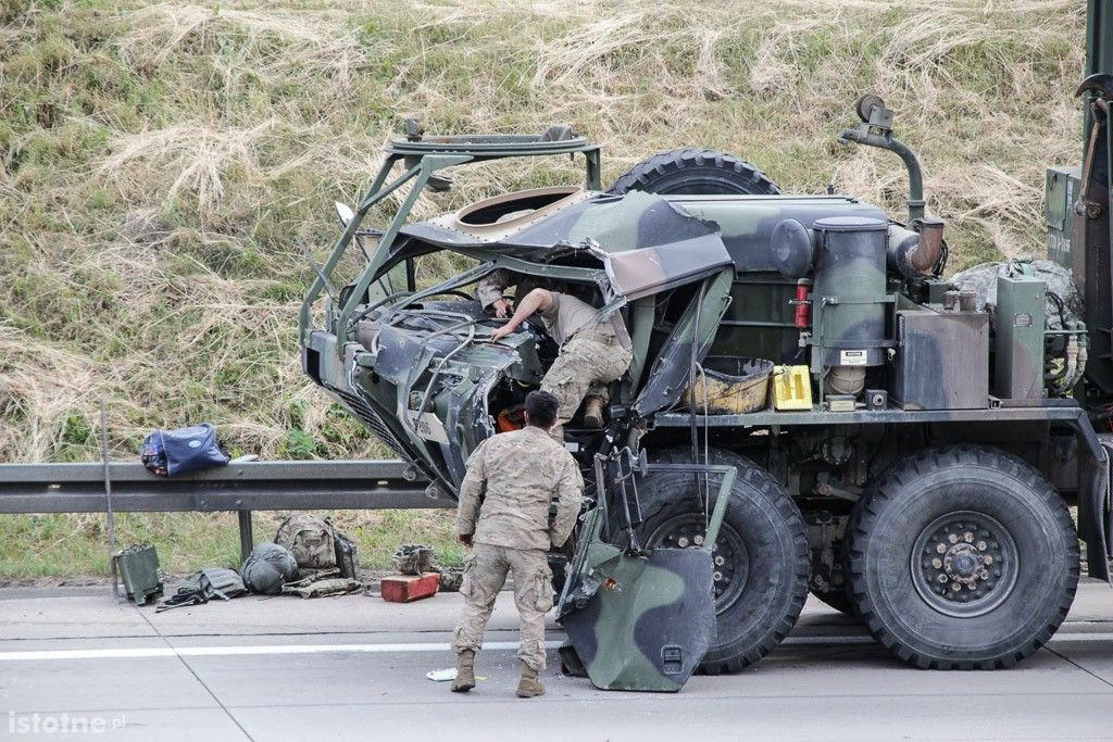 Wypadek z udziałem US Army na A18. Żołnierz ciężko ranny