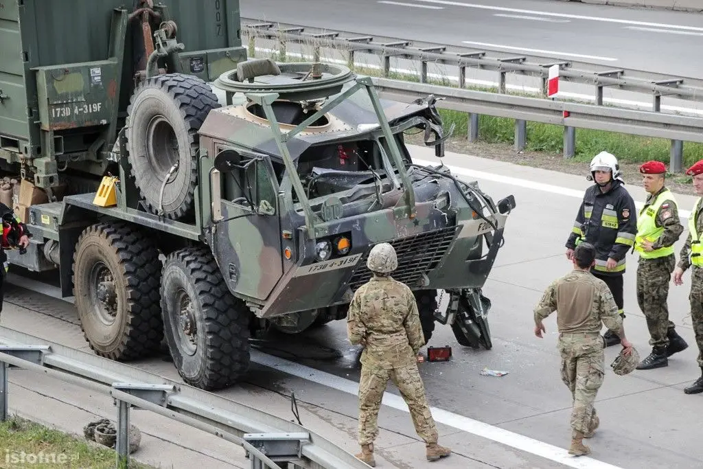 Wypadek z udziałem US Army na A18. Żołnierz ciężko ranny