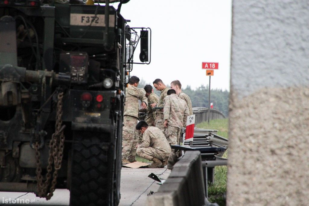 Wypadek z udziałem US Army na A18. Żołnierz ciężko ranny