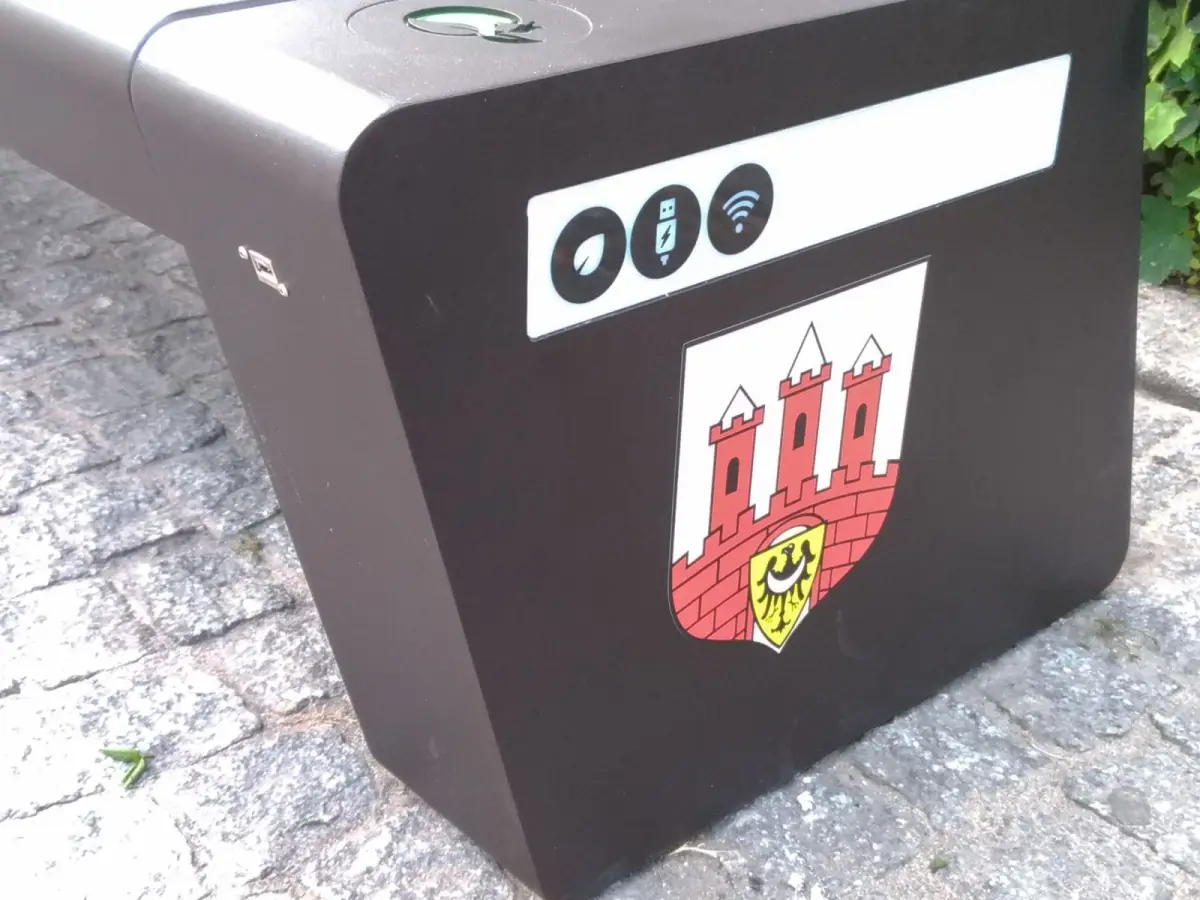 Tajemnicza ławka na bolesławieckim Rynku