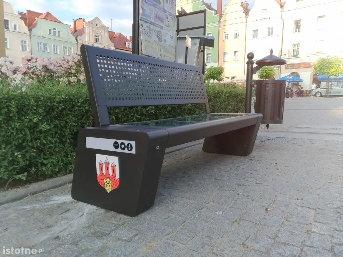 Tajemnicza ławka na bolesławieckim Rynku