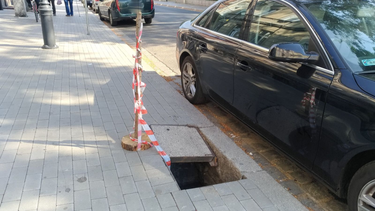 Dziura w chodniku na Komuny Paryskiej