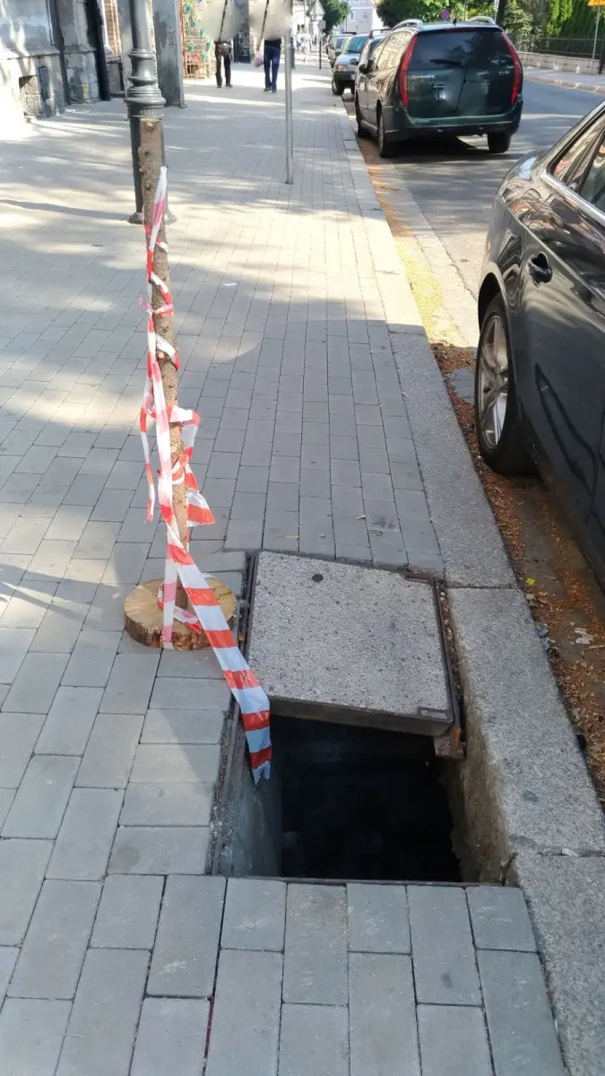 Dziura w chodniku na Komuny Paryskiej