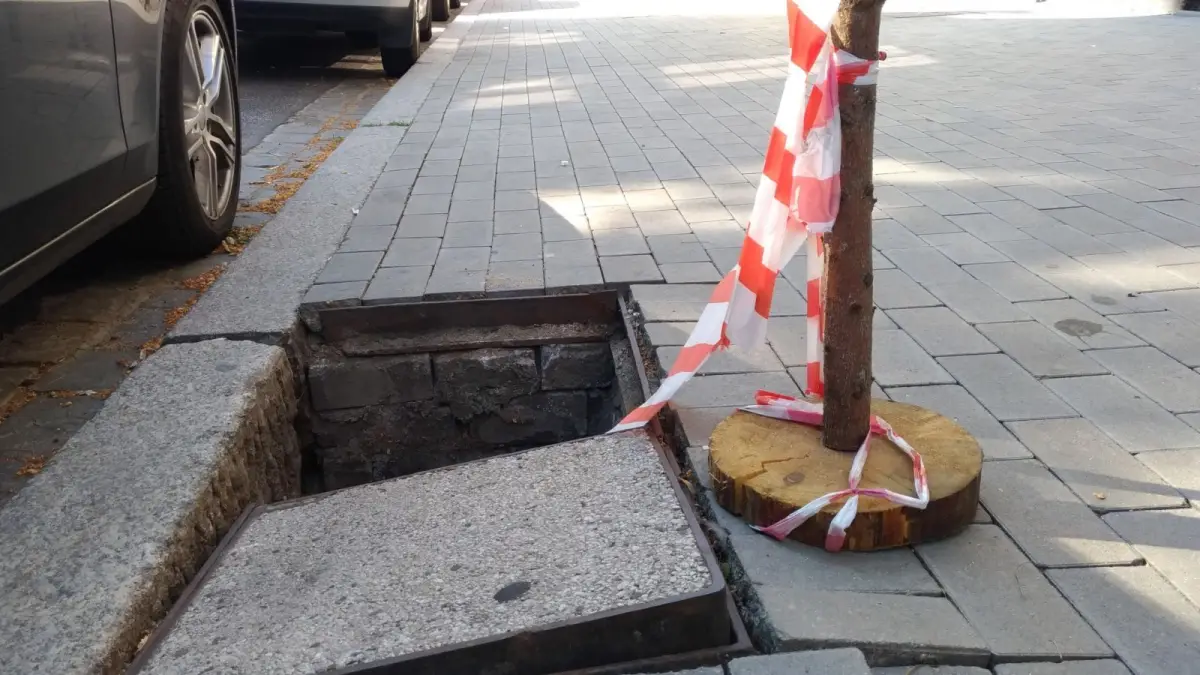 Dziura w chodniku na Komuny Paryskiej