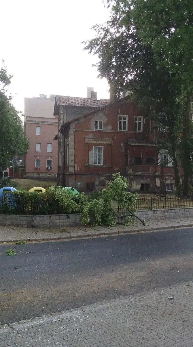 Pada i mocno wieje w Mieście Ceramiki