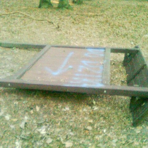 Wandale zniszczyli tablice w lasku przy Jeleniogórskiej